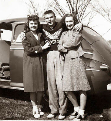 Men's and Women's Saddle Shoes in the 1950s Men's and Women's Saddle Shoes in the 1950s